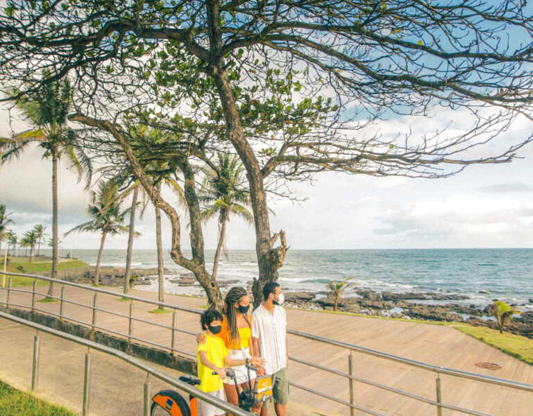 Novo Normal. Passeio de bicicleta na orla nova de Ondina. Salvador Bahia. Foto Tércio Campelo.