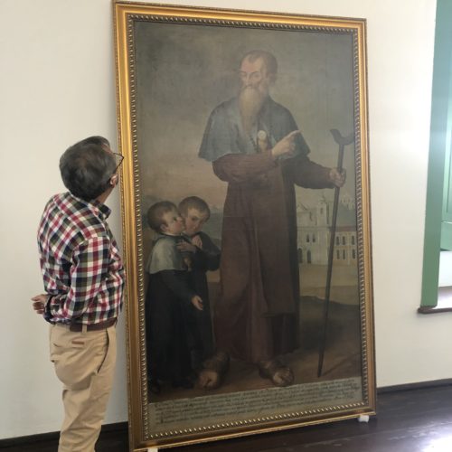 Casa Pia de São Joaquim. Calçada. Salvador Bahia. Jose Dirson contempla obra. Foto Divulgação