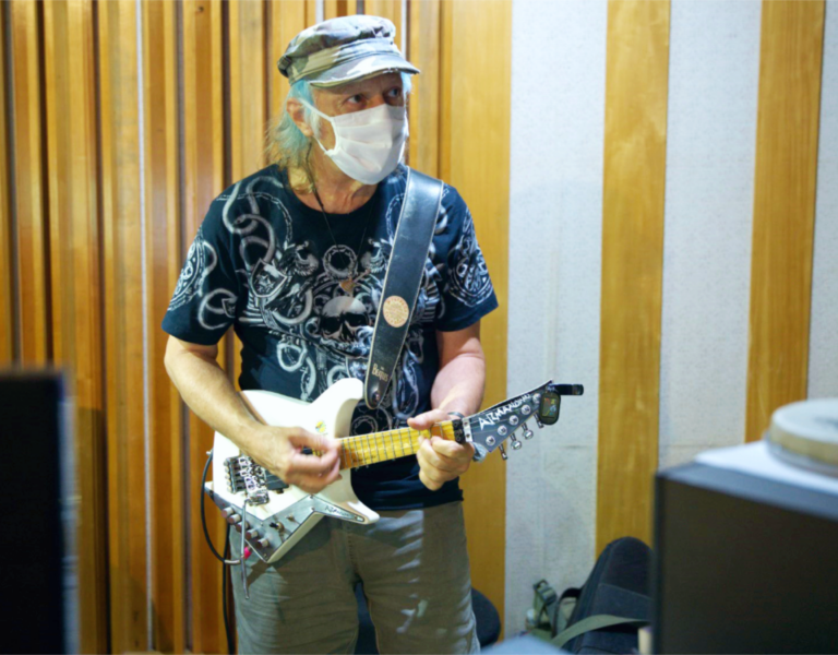 Ijexá, Canto de Encantar. Armadinho Macedo gravou a guitarra na música que faz homenagem à sua família Quando chega fevereiro. Foto Juliana Castro