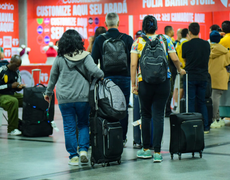 Banner - Fluxo de turistas nacionais e internacionais em Salvador cresce no primeiro dia de Carnaval