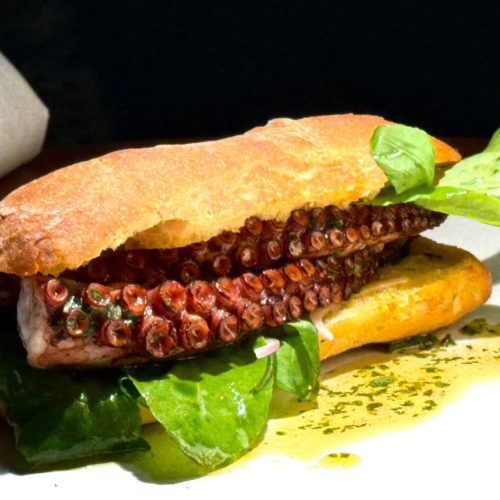 Preta Tira Chapéu. Sanduíche de polvo. Centro Histórico, Salvador. Bahia. Foto divulgação.