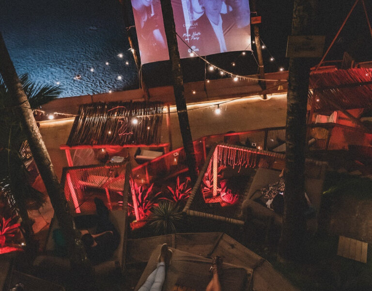 Banner - Cinema pé na areia – CineBlue exibe ‘Para Roma com Amor’