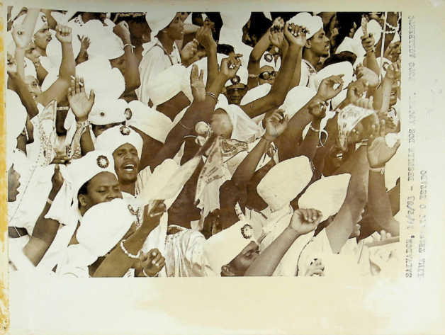 Desfiles dos Afoxés em 1983. Acervo iconográfico do Arquivo Público de Salvador. BR BA AHMS ESP.