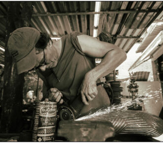 Ferro-velho vira arte monumental em exposição ‘Desperta, Ferro!’