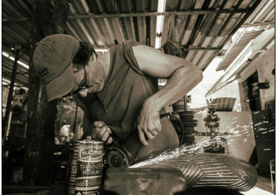 Ferro-velho vira arte monumental em exposição ‘Desperta, Ferro!’