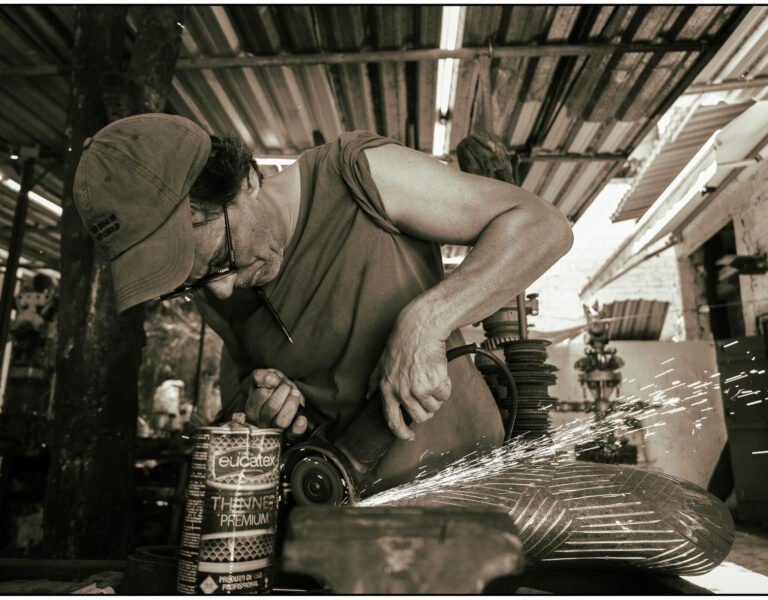 Banner - Ferro-velho vira arte monumental em exposição ‘Desperta, Ferro!’