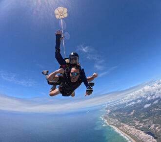 Viva o turismo de aventura em Salvador – Paraquedismo com Skydive Bahia