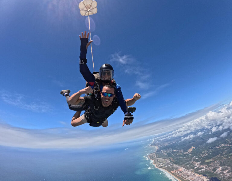 Banner - Viva o turismo de aventura em Salvador – Paraquedismo com Skydive Bahia