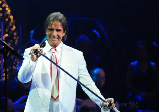 Show gratuito de Roberto Carlos encerra Natal Luz Salvador 2025