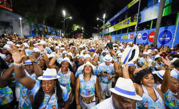 Samba dá o tom da abertura do Carnaval e ecoa na avenida com desfiles de blocos dedicados ao ritmo