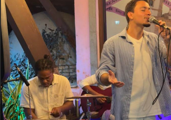 'Noite de Verão Lilás' por Mateus Tranzilo