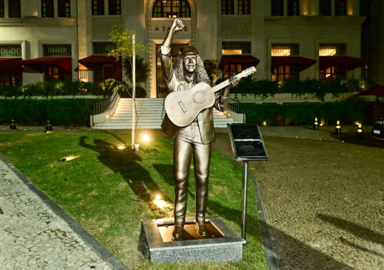 Estátua em homenagem a Moraes Moreira