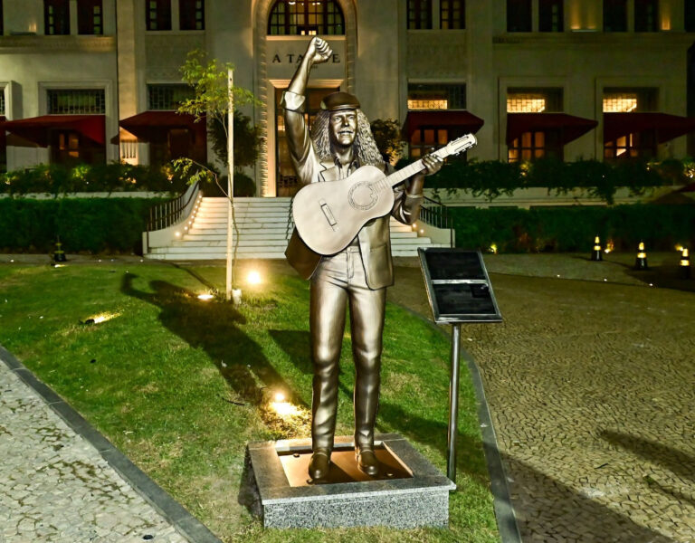 Estátua em homenagem a Moraes Moreira. Foto Jefferson Peixoto Secom PMS.