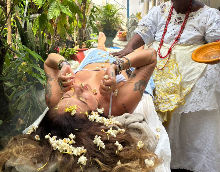 Banho de Axé no Ylê Yá Yalodeíde. Cabula, em Salvador, Bahia. Foto divulgação.