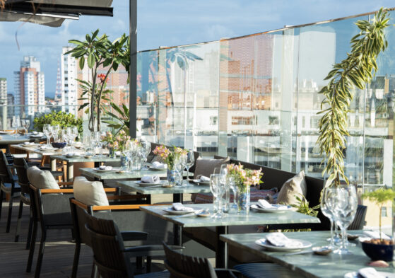Peixe Voador Rooftop — gastronomia, arte e paisagem em sintonia
