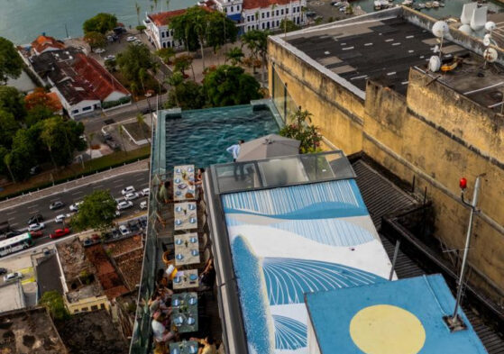 Peixe Voador Rooftop — gastronomia, arte e paisagem em sintonia
