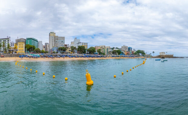 Salvador instala boias para delimitar área exclusiva de banho no Porto da Barra