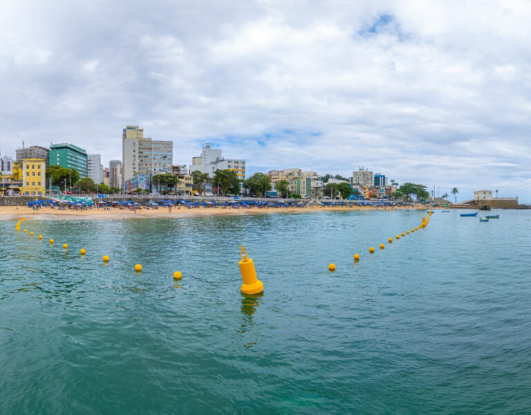 Delimitação de área exclusiva para banhistas no Porto da Barra é concluída. Salvador. Foto Igor Santos Secom PMS.