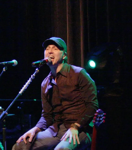 Zeca Baleiro apresenta “Piano & Voz”